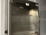 une armoire en acier inoxydable avec un seau sur le côté