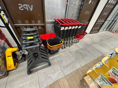 de nombreux types d'outils différents, exposés dans le magasin