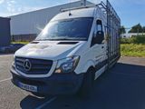 une camionnette blanche garée dans un parking