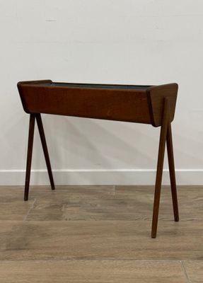 une photo d'un bureau en bois avec un plateau en verre, posé sur un parquet en bois massif