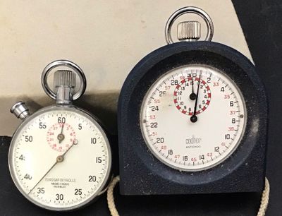 deux horloges placées l'une à côté de l'autre sur une table