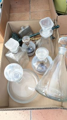 une boîte contenant de nombreuses bouteilles en verre vides
