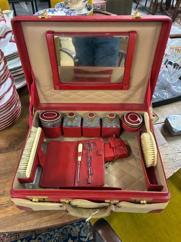 Nécessaire de toilette de voyage dessus cuir rouge. Avec clés. 