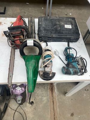 une table sur laquelle sont posés plusieurs outils