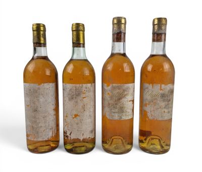 trois bouteilles de vin posées les unes à côté des autres sur une surface blanche