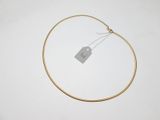 un collier plaqué or muni d'une médaille