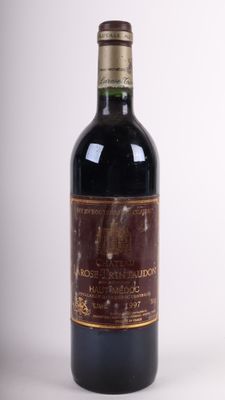 une bouteille de vin posée sur une table