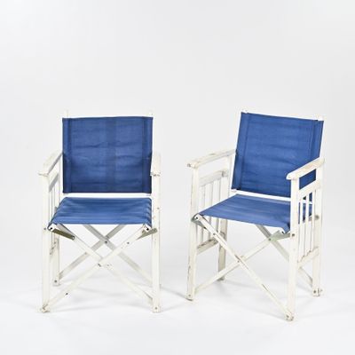 une paire de chaises de jardin pliantes bleues et blanches sur fond blanc
