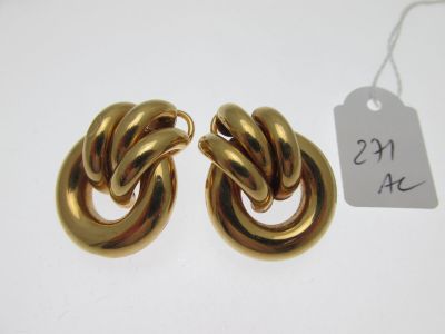 deux paires de boucles d'oreilles dorées avec une étiquette de prix sur fond blanc