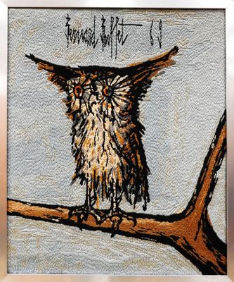 peinture représentant un hibou perché sur une branche d'arbre, sur laquelle figure une citation