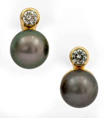 Paire de boucles d'oreilles en or jaune 18 carats serties de…