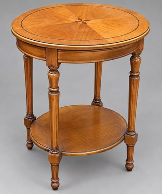 une table en bois avec un plateau circulaire et des pieds tournés