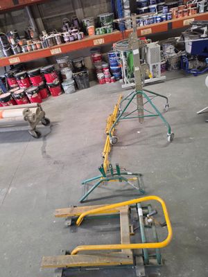 une grande pièce où s'entassent de nombreux outils par terre