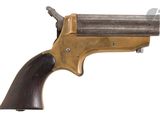 gros plan d'un pistolet avec une poignée en bois sur fond blanc
