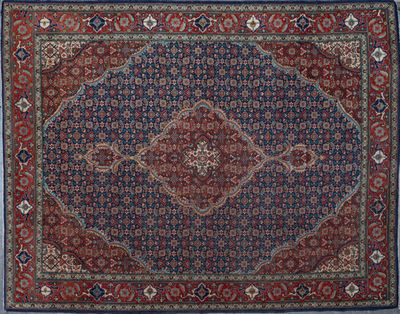 TABRIZ Tapis en laine à médaillon rouge sur fond bleu, écoin…