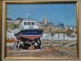 un tableau représentant un bateau, exposé dans un cadre doré