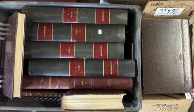 un grand nombre de livres qui se trouvent dans une boîte