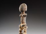 une image représentant une sculpture d'un homme portant un chapeau sur la tête