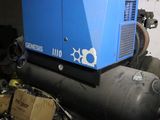 un compresseur d'air bleu posé sur un tas d'objets divers