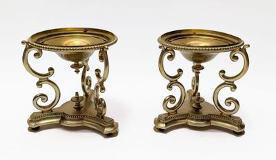 paire de chandeliers anciens en laiton sur piédestal sur fond blanc