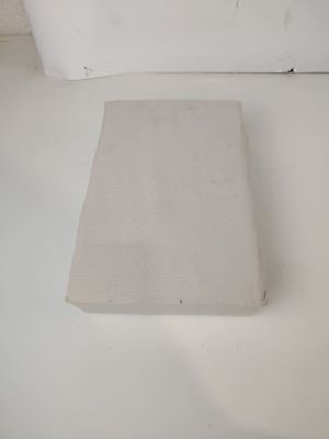 un livre blanc posé sur une table, sur fond blanc
