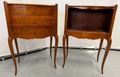 une paire de tables de chevet en bois avec des tiroirs de chaque côté