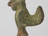 une image représentant une statue d'oiseau posée sur un socle en bois