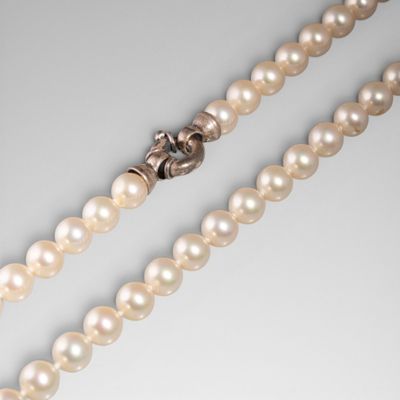Sautoir en perles Long sautoir de perles blanches ornי d'un …