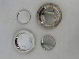 une assiette en argent et une tasse en argent posées sur une table blanche