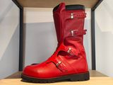 une paire de bottes rouges posées sur une étagère
