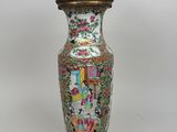 l'image d'un vase posé sur une table