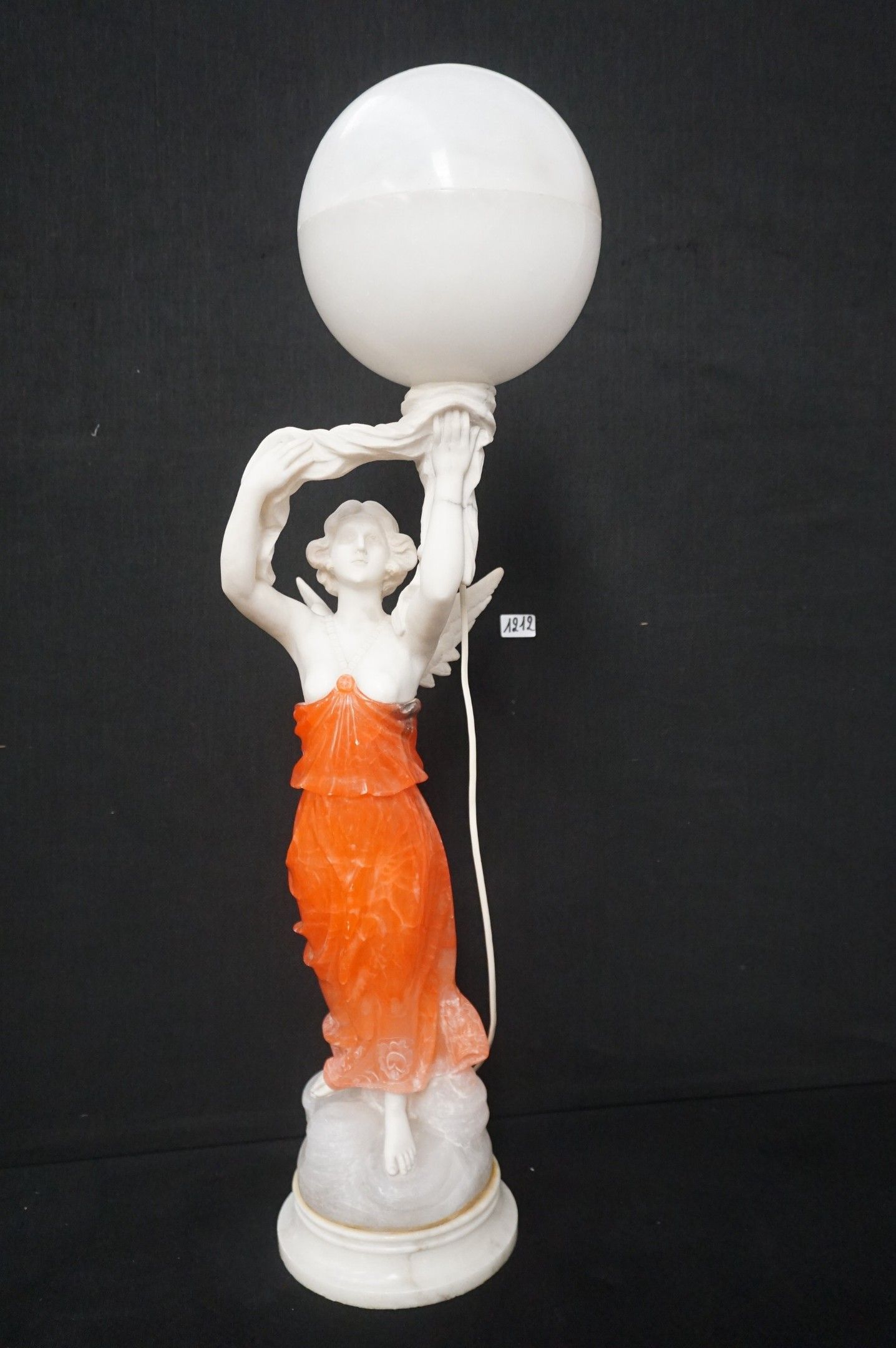 Grande lampe décorative en albâtre – vers 1930 – tenue par u…
