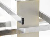un objet métallique posé sur une table