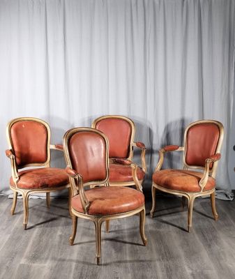 quatre chaises et un tabouret dans une pièce avec un rideau en arrière-plan