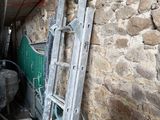 une échelle appuyée contre un mur de pierre dans une pièce
