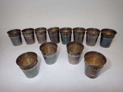Suite de 12 verres à liqueur en argent minerve, poids 109gr - Photo 1