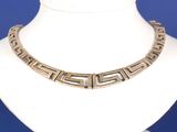 un gros plan d'un collier porté par un mannequin sur fond bleu