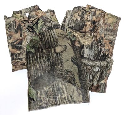 deux chemises camouflage sur fond blanc, avec un fond blanc