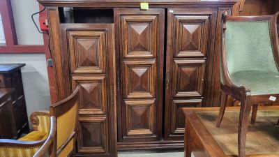 1 armoire à 3 portes (196 x 58 cm) - H.