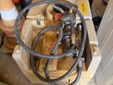 une boîte contenant tout un tas de tuyaux
