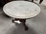 une table dont le plateau est en marbre