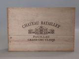 une caisse en bois contenant une bouteille de vin