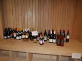 plusieurs bouteilles de vin posées sur une table en bois