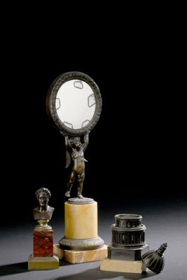 une statue représentant une femme tenant un miroir, posée sur un socle