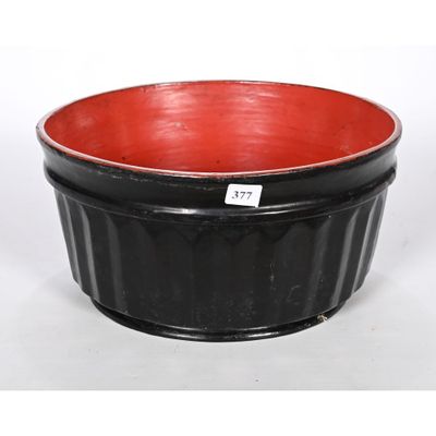 une image représentant un bol noir et rouge sur fond blanc