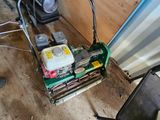 une petite machine qui se trouve dans le coin d'une pièce