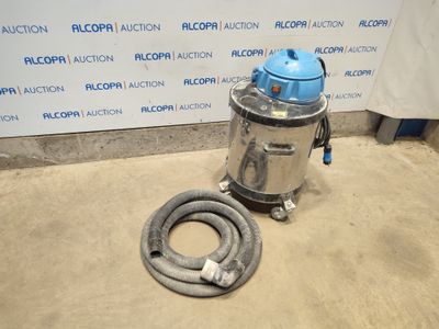 un aspirateur argenté et bleu posé sur le sol, à côté d'un tuyau