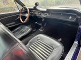 une photo de l'intérieur d'une voiture de collection