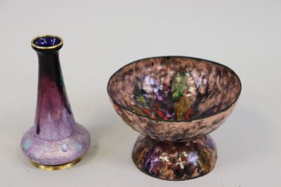 deux vases posés l'un à côté de l'autre sur une table