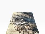 un tapis orné d'un motif floral sur fond blanc